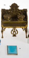 Escribanía de bronce dorado en forma de piano, España, S.XI