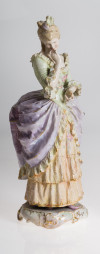"Dama dieciochesca", figura de porcelana vidriada y policro