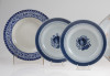 Lote de tres platos de porcelana esmaltada y vidriada, S. XX