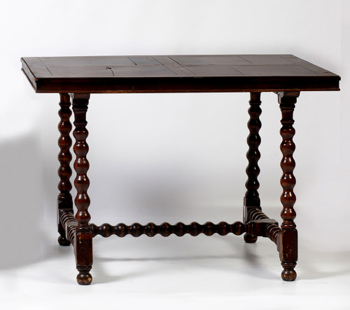 Mesa auxiliar ppios S XX. Pata y chambrana torneadas. Neces