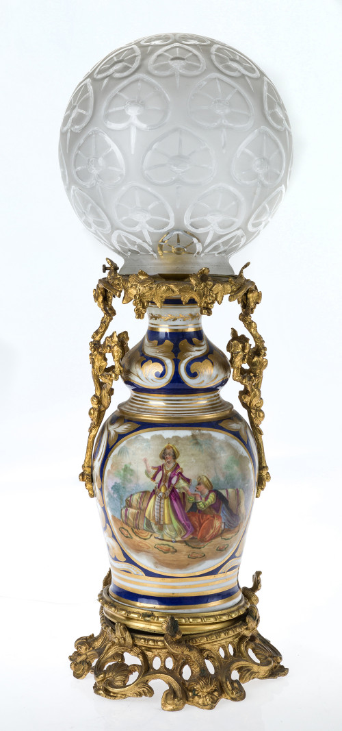 Lámpara porcelana de sobremesa. SXIX