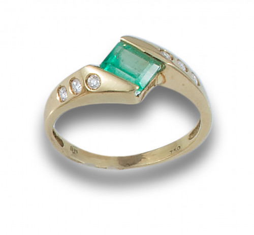 SORTIJA DE ESMERALDA, BRILLANTES EN ORO AMARILLO