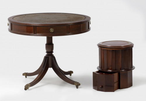 Mesa de biblioteca con tablero de piel