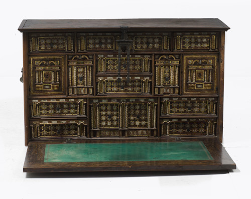 Bargueño de muestra cubierta siguiendo modelos castellanos,