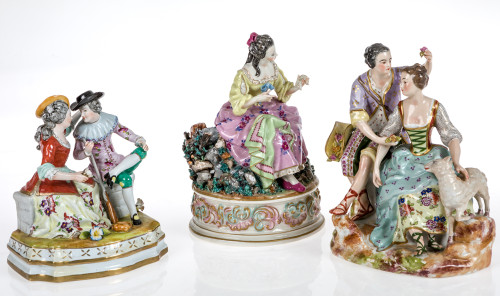 Tres grupos de escenas galantes en porcelana española