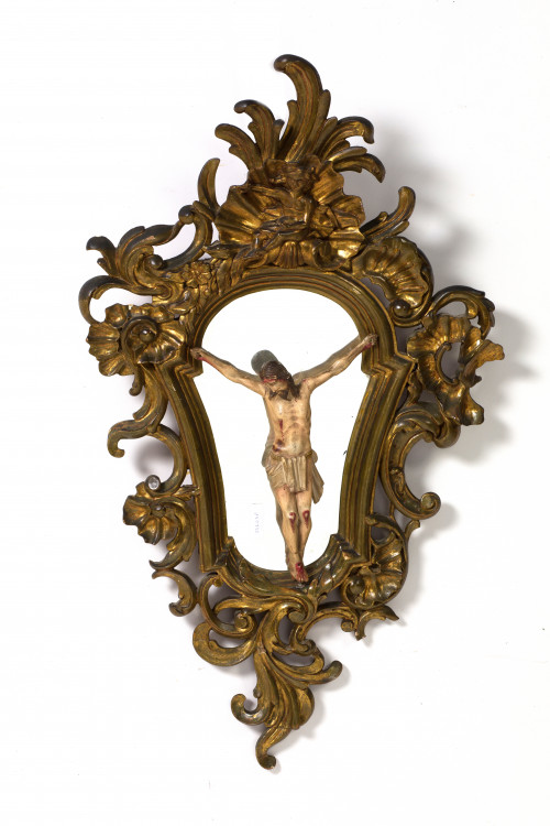 Cristo de madera tallada y policromada sobre cornucopia de 