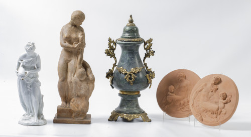 "Aguadora", figura de porcelana esmaltada en blanco, S. XX