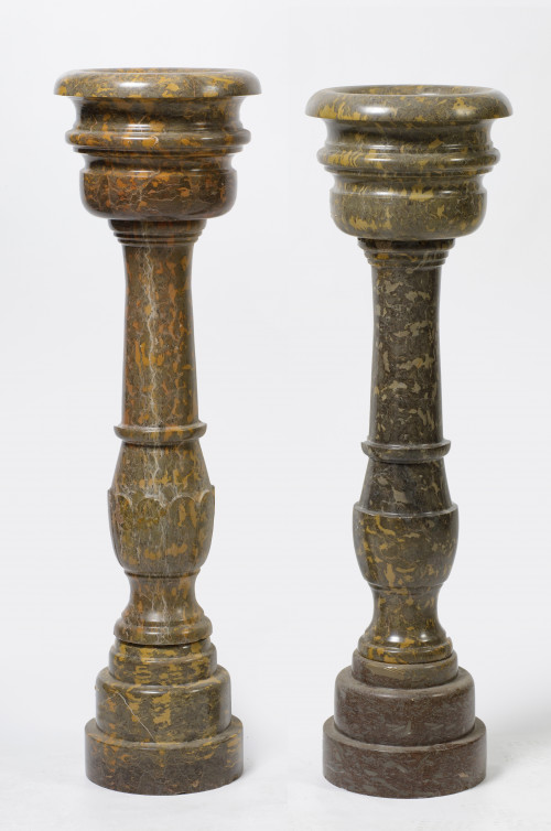 Pareja de jardineras de mármol brocatel en tonos ocres y gr