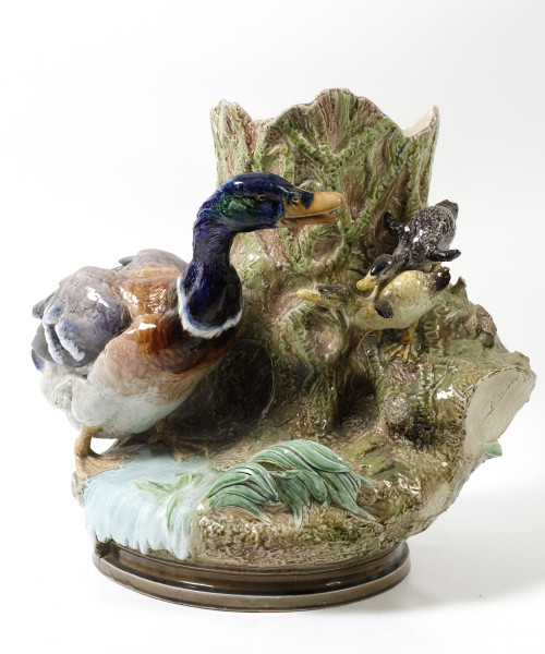 Jarrón de loza esmaltada, manufactura Choysi, ffs. S. XIX