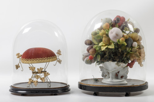 Jarrón Isabelino y ramo de flores y frutas de cera en fanal