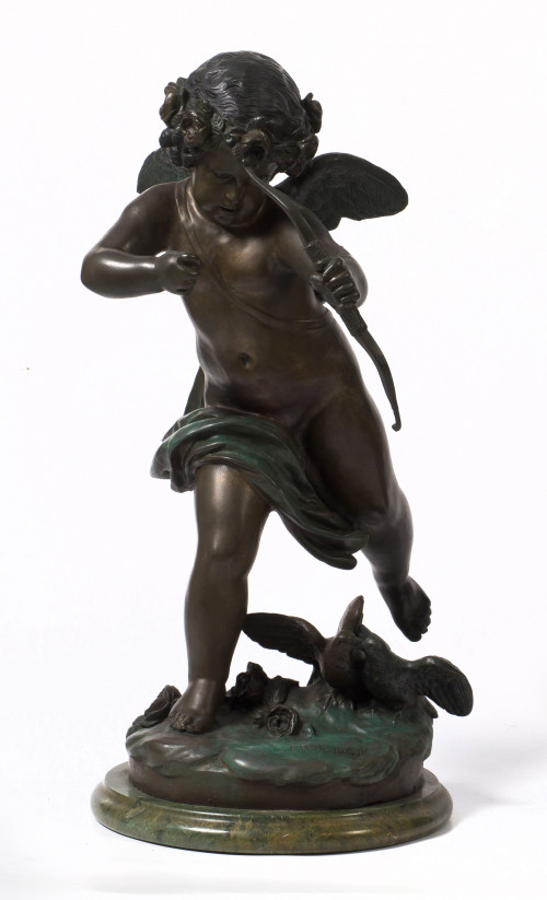 Cupido de bronce patinado sobre base de mármol negro siguie