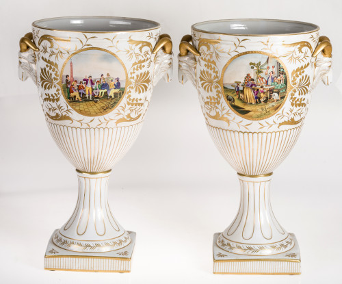 Pareja de grandes copas con tapa de porcelana esmaltada, S.