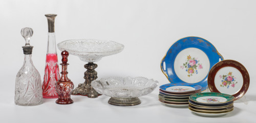 Dos licoreras, un perfumero y dos centros de mesa de crista