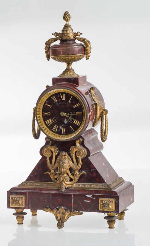 Reloj de mesa Napoleón III, de mármol griotte, y bronce dor