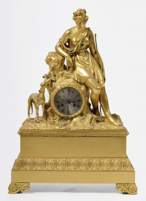 Reloj sobre mesa joven con perro bronce dorado