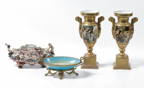 Dos jarrones en porcelana dorado de estilo Imperio