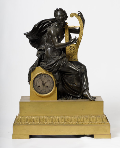 Reloj en bronce dorado Joven  tocando la lira