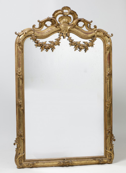 Espejo isabelino, de madera tallada y dorada, ffs. S. XIX