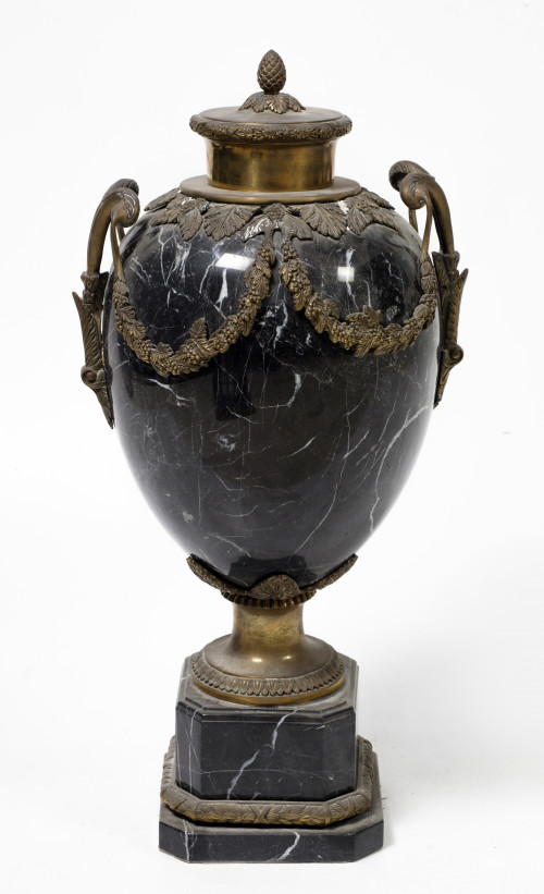 Copa de mármol negro veteado y bronce dorado, med. S. XX