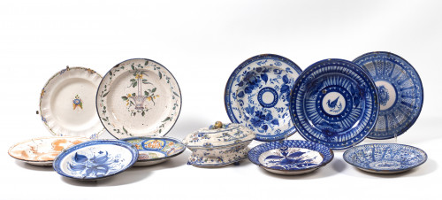 Lote de cinco platos de cerámica de Manises, ffs. S. XIX- p