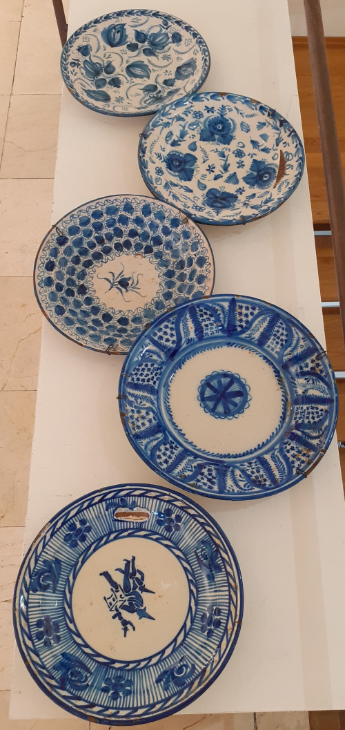 Cinco platos de cerámica levantina, S. XX