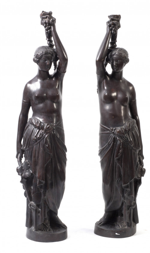 Pareja torcheros en forma de bacantes de metal patinado, S.