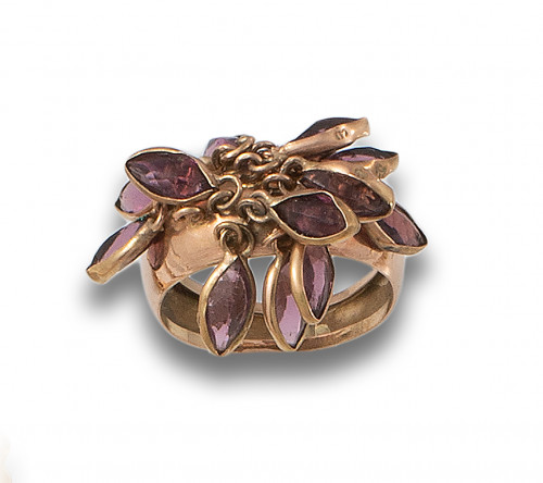 SORTIJA ORO PÉTALOS CON AMATISTAS SINTÉTICAS