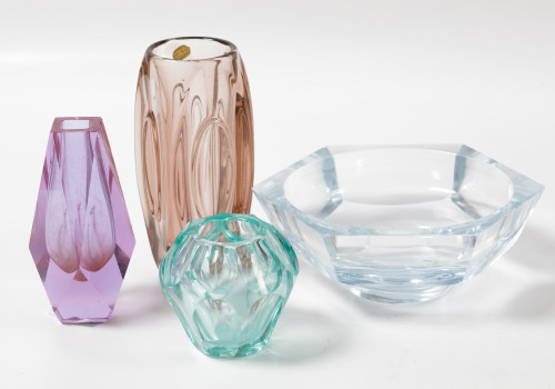 Tres jarrones y un centro de cristal de diferentes manufact