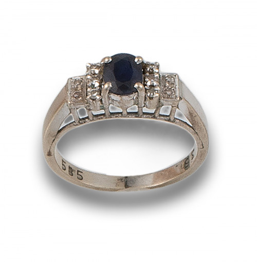 SORTIJA DE ORO BLANCO, DIAMANTES Y ZAFIRO