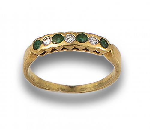 SORTIJA DE DIAMANTES, ESMERALDAS Y ORO AMARILLO