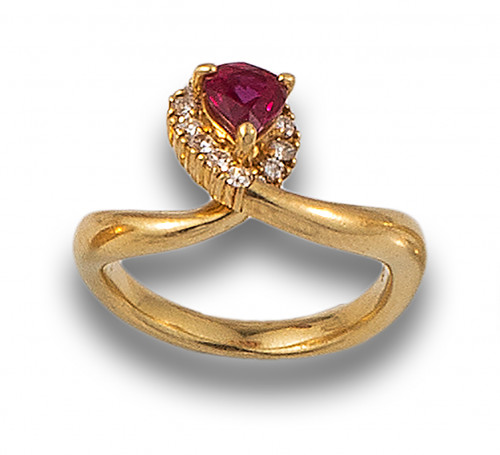 SORTIJA ORO AMARILLO, DIAMANTES Y RUBÍ