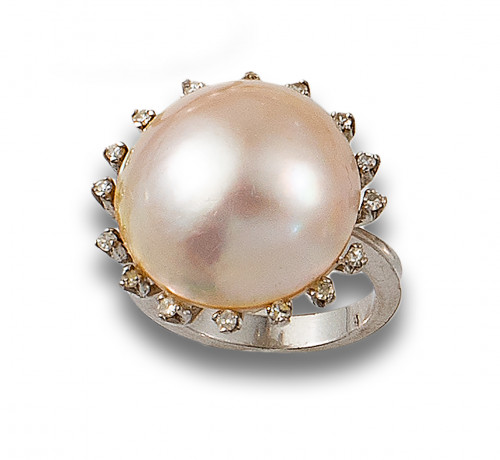 SORTIJA, AÑOS 60, CON PERLA MABÉ Y DIAMANTES, EN PLATINO