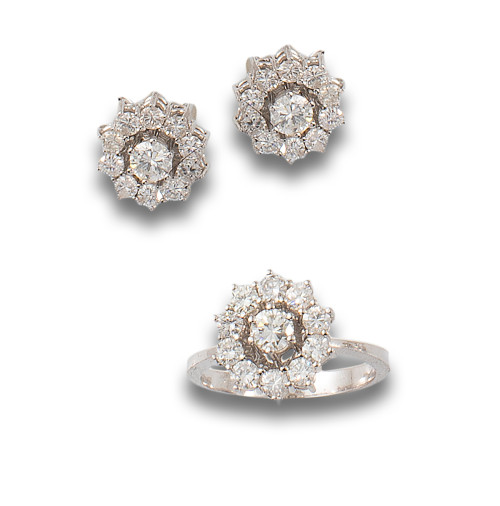 LOTE DE SORTIJA Y PENDIENTES FLOR DE ORO BLANCO Y DIAMANTES