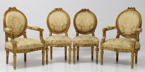 Dos sillas y 2 butacas estilo Luis XVI doradas