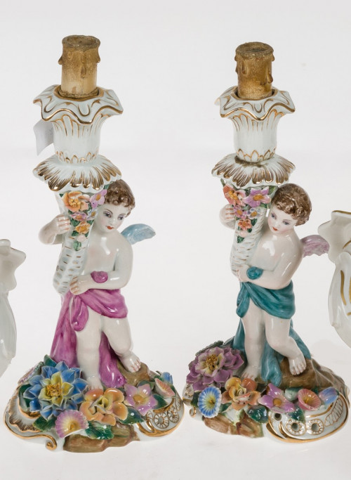 Pareja de lámparas de porcelana esmaltada y realces dorados