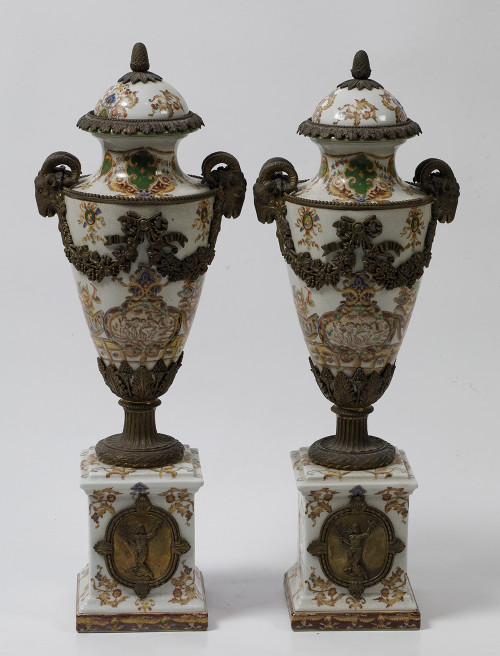 Pareja de jarrones de porcelana y bronce.