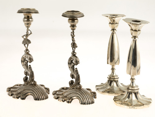 2 Candeleros en plata española con base palmeta