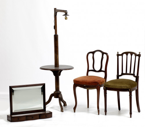 Dos sillas en madera de nogal