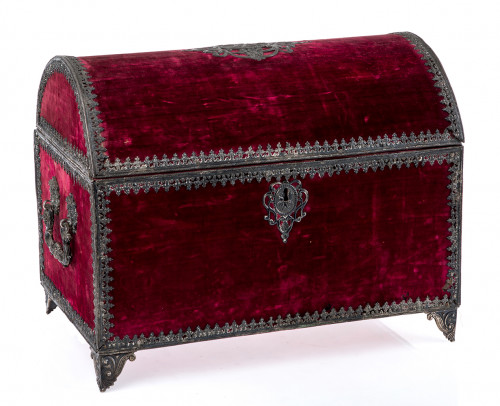 Arqueta virreinal plata ensayalada en terciopelo rojo