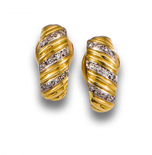 PENDIENTES MEDIAS CRIOLLAS DE  BRILLANTES, ORO AMARILLO Y B