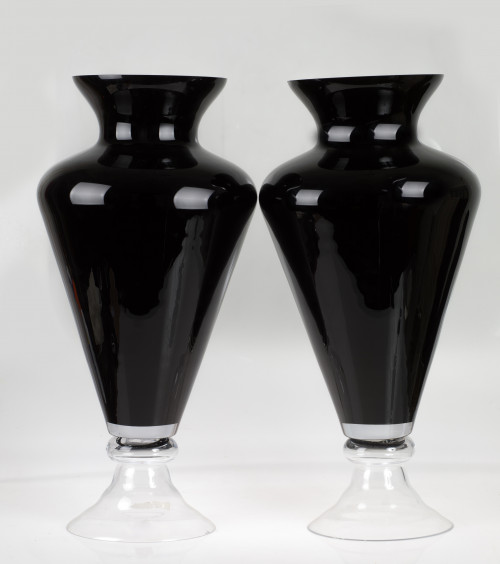 Pareja de búcaros en cristal incoloro y cristal negro, c.19