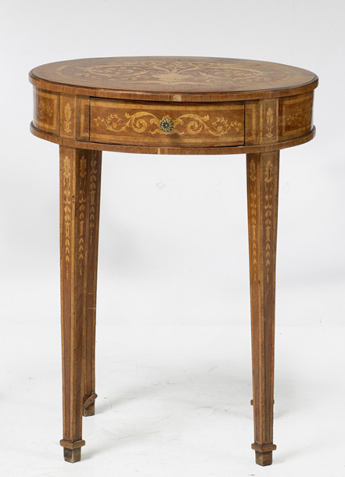 Mesa auxiliar de perfil oval, con decoración de marquetería