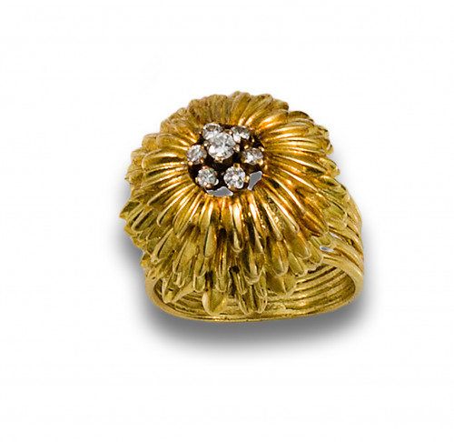 SORTIJA, AÑOS 70, FLOR BRILLANTES Y ORO AMARILLO