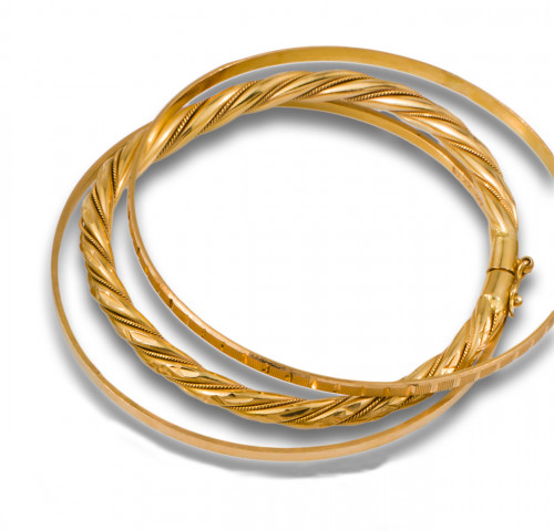 LOTE DE TRES PULSERAS RÍGIDAS DE ORO