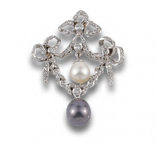 BROCHE, ESTILO ANTIGUO DE BRILLANTES Y PERLAS  CULTIVADAS