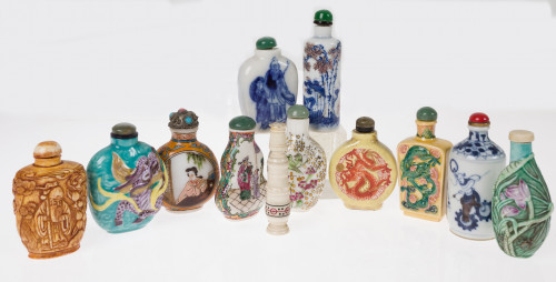 Colección de 11 snuff bottles orientales y 1 ingle