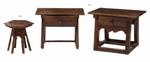 Dos mesas tocineras de nogal con cajones en el frente. Una