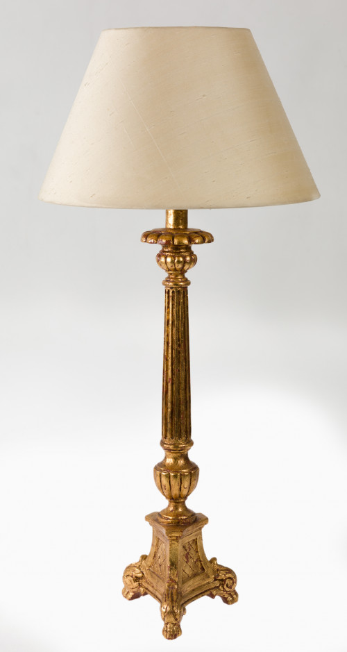 Lámpara de mesa en forma de hachero siguiendo modelos del s