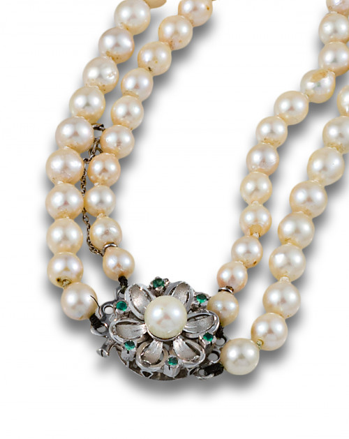 COLLAR DOS HILOS DE PERLAS CIERRE FLOR