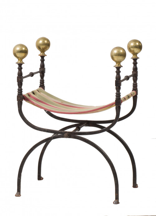 Banqueta de tijera de hierro y remates en bronce dorado, Es